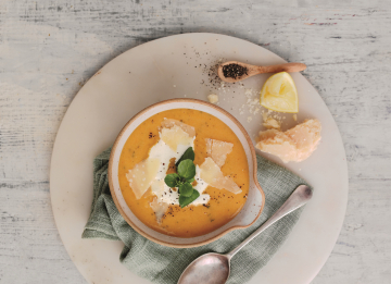 Zuppa di pane e aglio con Parmigiano Reggiano e crescione 